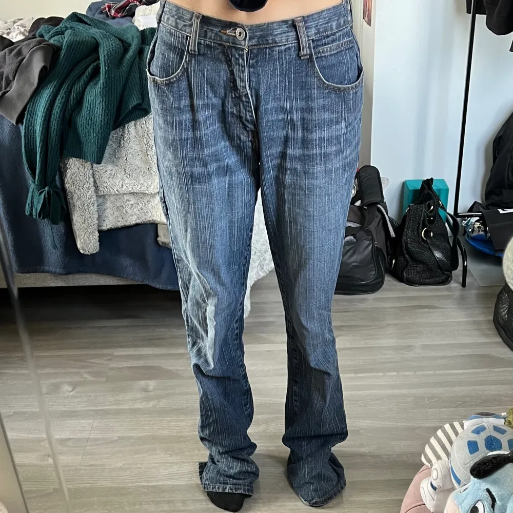 Ett par blåa jeans som inte har någon storlek men passar mig som brukar ha 25 i jeans. Men är dock långa och då är jag 163! Är lite sönder längst ner på ena benet . Jeans & Byxor.