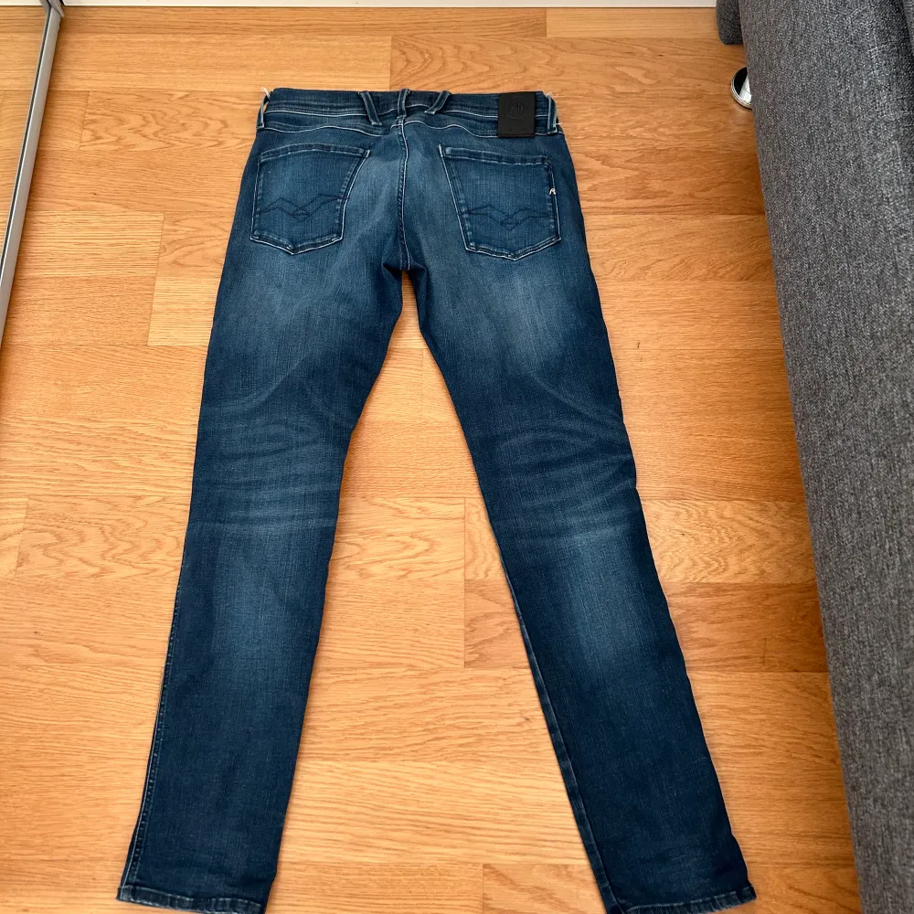 Jag säljer dessa replay jeans då jag inte tycker storleken passar mig. Dessa är i topp skick utan några skador. Längden är 32 och midjan är 30. Pris kan diskuteras! Hör av er vid frågor!. Jeans & Byxor.