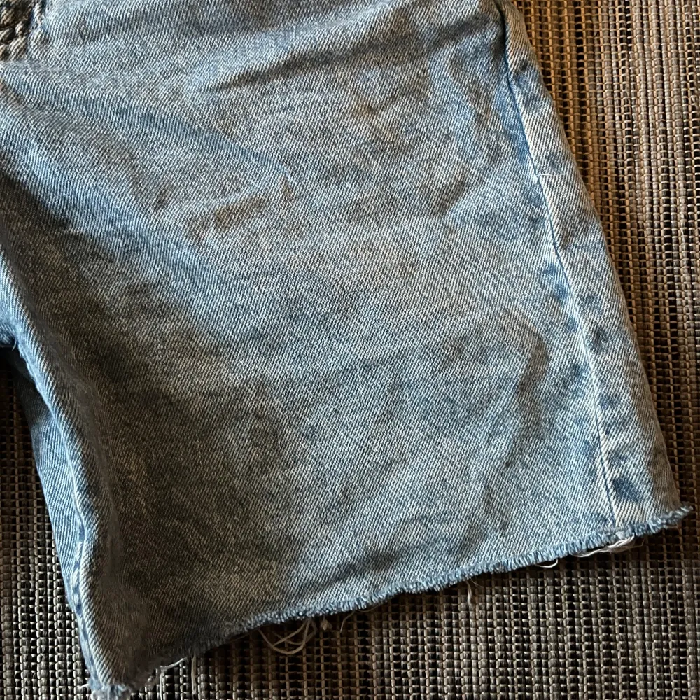 Ett par jeansshorts i hängselbyx-modell, från Lindex, i väldigt fint skick i strl 146.. Shorts.
