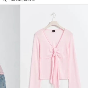 Rosa topp 💕 - Super söt rosa knytblus från gina tricot. 💗 Säljer pga att jag inte får nån användning utav den. Lite genomskinlig men annars i fint skick. 💗