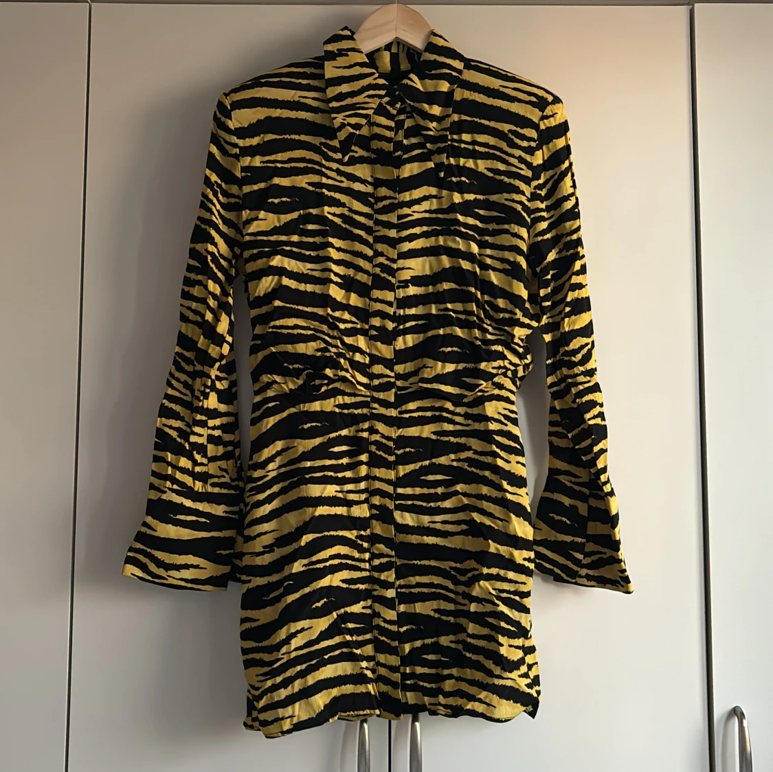Cool djurmönstrad klänning från Mango