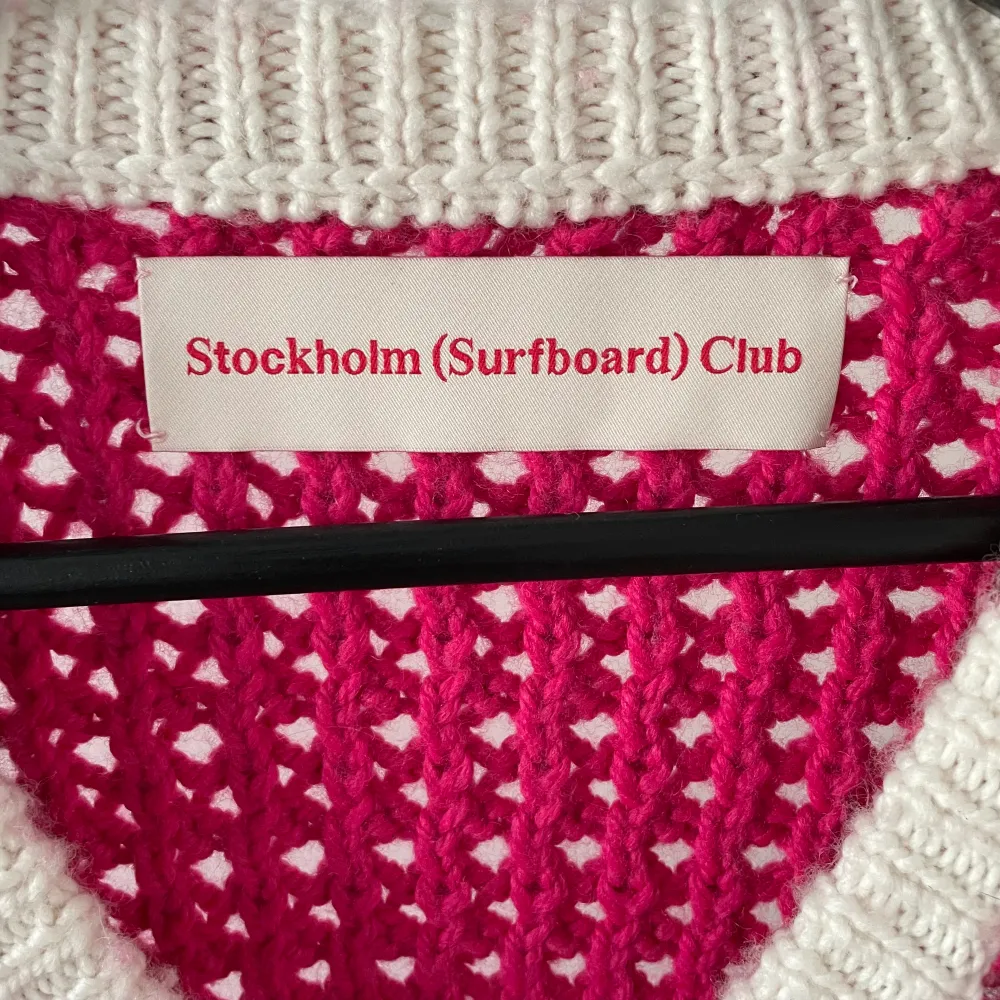 Kabelstickad tröja från Stockholm (Surfboard) Club i fin fint skick! Storlek XL men sitter som en S! 💕Funkar lika bra för dam som på herr. . Stickat.