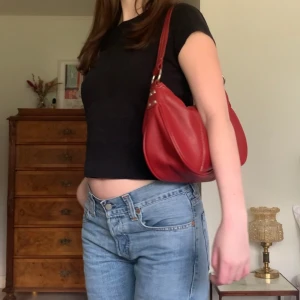 Röd väska - Medelstor vintage väska i rött läder och med silverdetaljer! ❤️