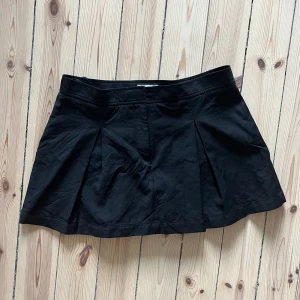 Very cute kjol - fin kjol, kort! I ull, passar 38-42. Lite liten i storleken. Köpt på cos för ca 800kr
