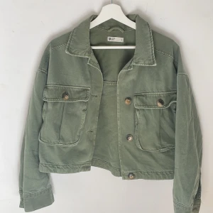 Jeansjacka - Säljer nu min svin snygga jeansjacka som är perfekt nu tills i sommar🤩 Den är i en militärgrön färg och fina detaljer som de stora fickorna fram till!