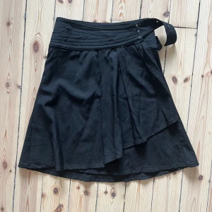 Omlottkjol - Omlottkjol från armani. Lite liten för mig, skulle passa Medium. Man skulle kunna sy på en till knapp om man har large så hade det funkat