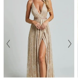 Guldig balklänning  - Säljer denna balklänning som jag köpt här på Plick då den inte passade mig. Storlek s och skulle säga att den passar någon med lite mindre byst💗