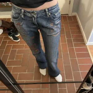 Lågmidjade jeans - Marinblå Lågmidjade jeans med snygga detaljer köpta här på plick. Innerbens längd:71 midja: 40❤️(lånade bilder)