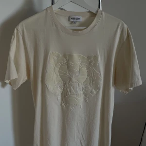 Kenzo t shirt - Stl Xl.  Nypris c1000kr