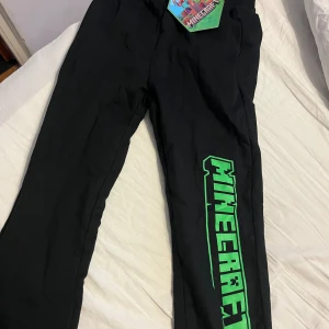 Ny byxor Minecraft - Nya byxor. Minecraft i strl 128. Etiketten kvar. 