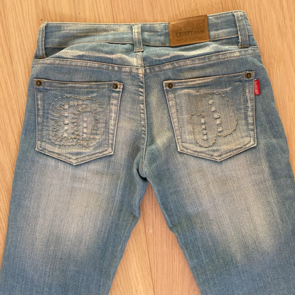 Dessa galet snygga lågmidjade jeans med coola detaljer/revor. Perfekt till alla tillfällen. Midjemåttet tvärs över ca 36, benlängden 103 cm, passar mig perfekt i längden 172 cm. Pris kan diskuteras vid snabb affär🫶. Jeans & Byxor.