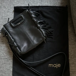 Maje MINI väska 🩷 - Maje mini handväska (svart), fint skick! Kedjan finns inte kvar.  