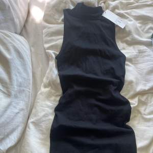 fin svart kort klänning med polo, helt ny med prislapp 💓