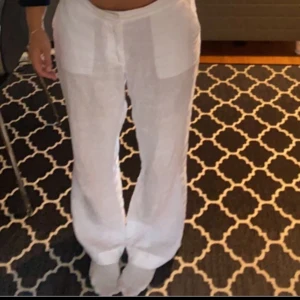 Lågmidjade vita linnebyxor - Från A-design (går inte att köpa lämgre). Nypris: 1200kr Superbra skick, lågmidjade Jag är 165cm lång🫶 midjemått rakt över 40cm. 