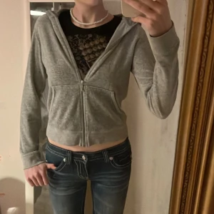 Juicy couture kofta - vintage juicy kofta från 2000-tal med tryck på baksidan. står storlek M men sitter som en XS. färgen på första bilden är mest rätt. hör av er vid fler frågor💗