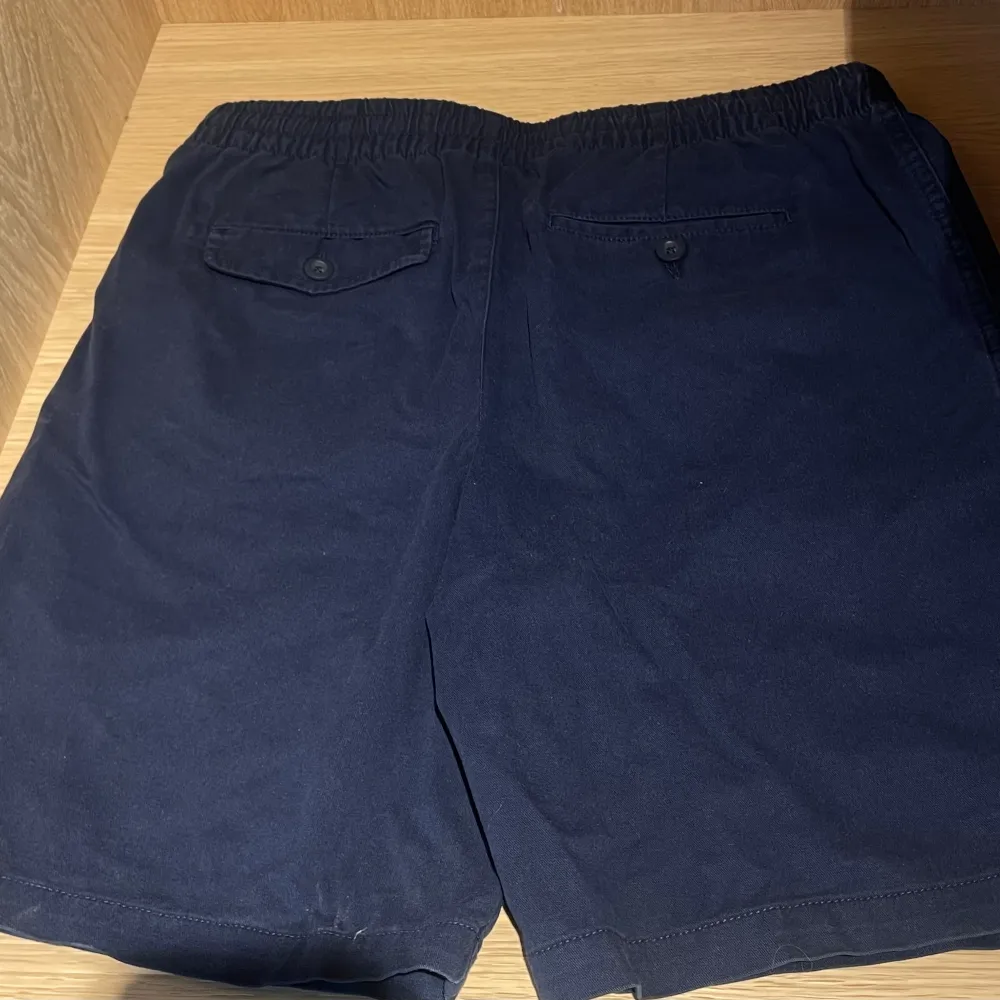 Säljer ett par mörkblå urväxta Polo Ralph lauren shorts. Storlek 16 junior passar 165cm långa. Köptes för ca 1000kr . Shorts.