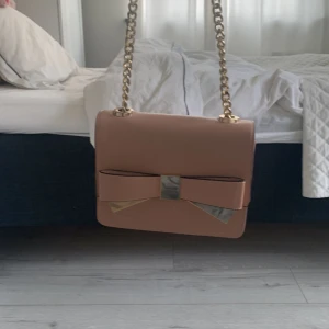 Rosett väska - Säljer min fina väska eftersom den inte kommer till användning, kan diskutera pris