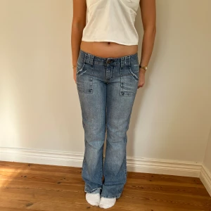 Lågmidjade jeans - Midjemått(rätt över): 40  Innerbenslängd: 83 Modellen är: 168  Skriv om ni har några frågor💗//Perfectjeans