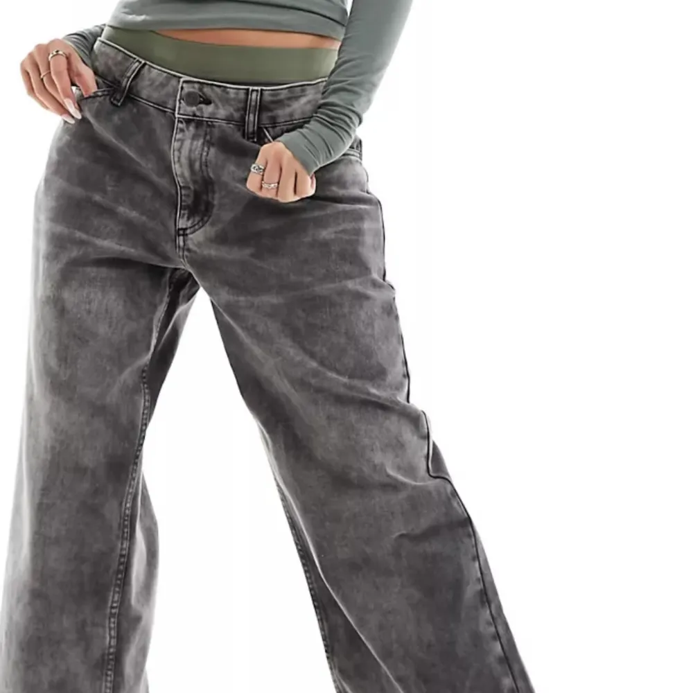 Coolaste jeansen! W28, tyvärr för stora i midjan för mig. Brukar ha storlek S i byxor. Enbart provade, tagg och förpackning kvar!  Från Reclaimed Vintage  Nypris runt 400kr Pris går absolut att förhandla <3 . Jeans & Byxor.
