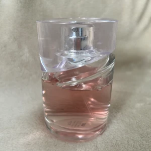 Hugo Boss Femme edp 75ml - Hugo Boss damparfym 75ml. Sparsamt använd. 