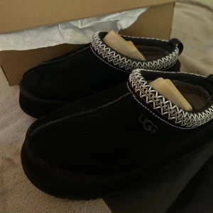 Uggs Tazz - Äkta Uggs Tazz, storlek 38. Använda 2-3 gånger. Fint skick, som nya och dem kommer paketerat som jag fick dem när jag beställde från NoboDesign. Köpta för 1599. Hög sula, slutsålda/ svåra att hitta online.