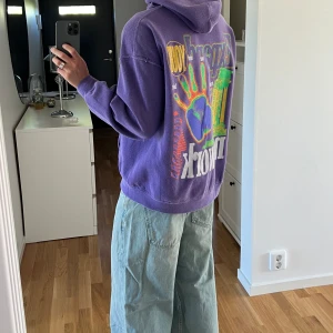 Hoodie med tryck - Snygg hoodie från UB med snygga färger och stor häftigt tryck på ryggen.