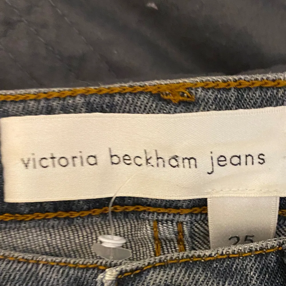 Victoria Beckham jeans i ny modell!! I storlek 25,  köpte för 2500kr på zallando men  säljer för 990kr, skriv ifall ni har några frågor!💗 passar någon som är cirka 155cm-160 isch och nästan aldrig använda . Jeans & Byxor.