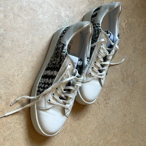Sneakers vita - Storlek 38
