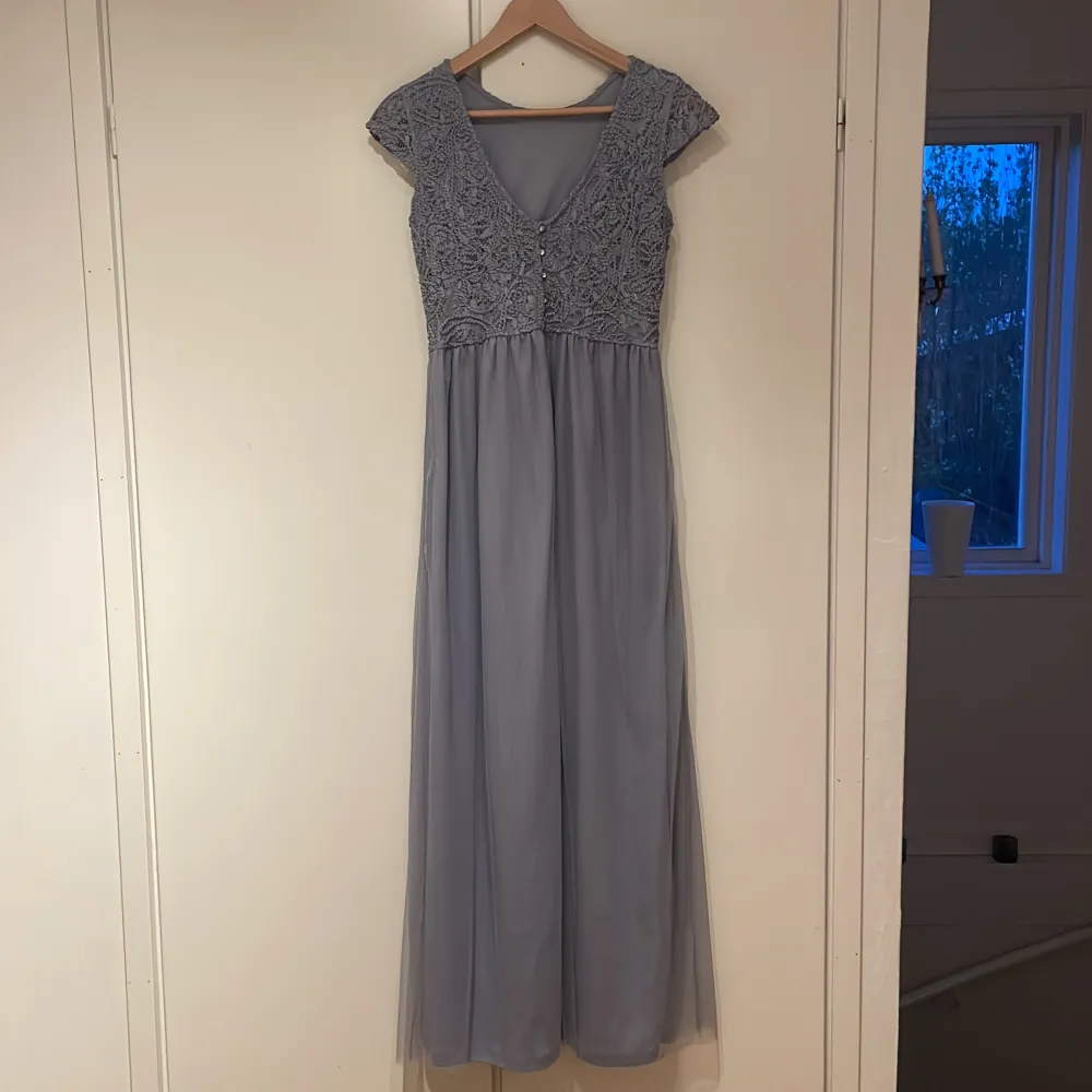 Duv blå klänning tror den är från bubbleroom. Inköpt för ca ett år sen men använd en gång. 140 cm lång. . Klänningar.