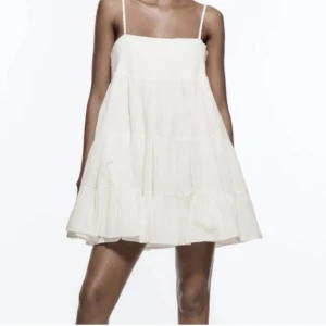 Klänning  - Vit sommarklänning från Zara. Jag köpte denna klänningen på Plick. Enligt säljaren är den aldrig använd och prislappen hänger fortfarande kvar. Jag har själv inte heller använt den. Säljer klänningen då jag hittade en annan som jag gillade mer🩷🩷🩷🩷