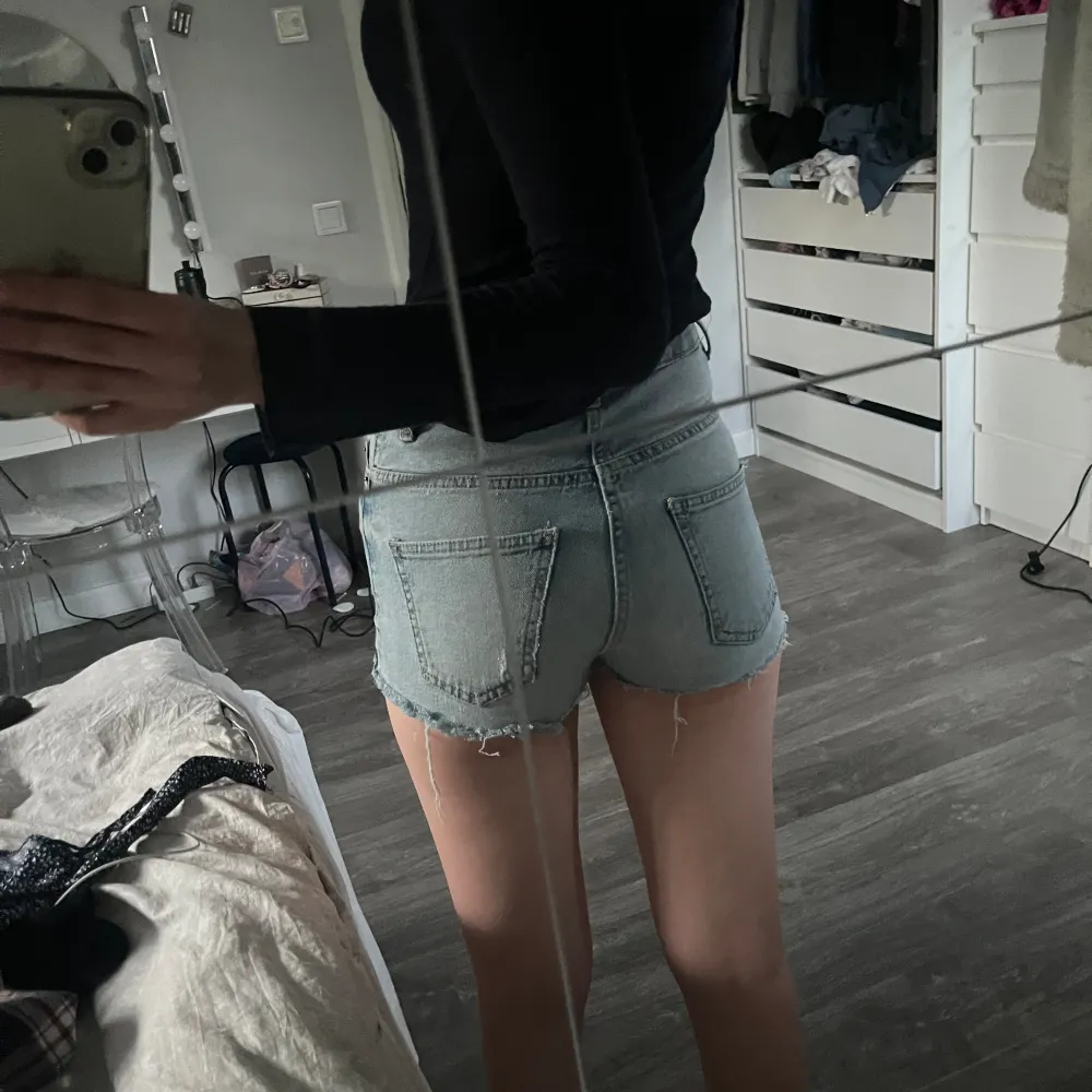 Säljer dessa jeans och klippt till shorts. Säljer söndag Inge använder dom längre💕. Shorts.