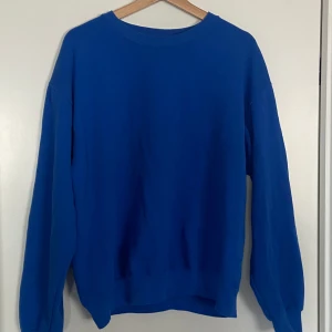 Blå sweatshirt - Sweatshirt i storlek M.  Bekväm och rymlig, passar även L. 