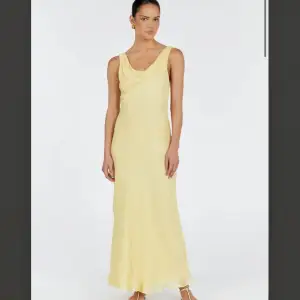 Säljer denna jättefina långklänning pga fel storlek. Perfekt inför sommaren eller som balklänning. Så fin gul färg som är svår att fånga på bild, se bild 2 för bäst referensram.  Oanvänd med prislapp kvar. Inköpt för 2000kr. Mitt pris 990kr.  
