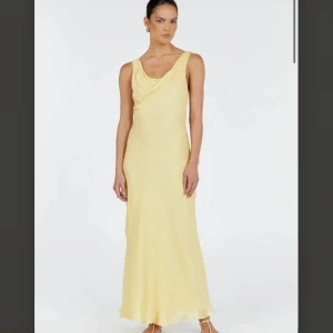 Balklänning / långklänning  - Säljer denna jättefina långklänning pga fel storlek. Perfekt inför sommaren eller som balklänning. Så fin gul färg som är svår att fånga på bild, se bild 2 för bäst referensram.  Oanvänd med prislapp kvar. Inköpt för 2000kr. Mitt pris 990kr.  