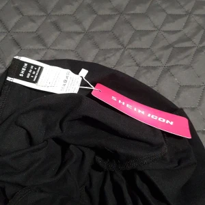 Yoga pants med leopardtryck  - Jag säljer min yoga pants som köpte från shein i storlek S 36 oanvänd. Finns i Vällingby. 