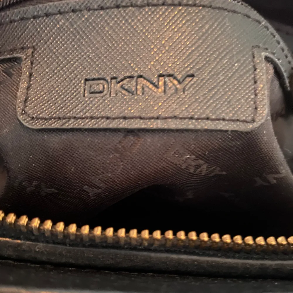 Jätte söt DKNY väska! 🩷 Nypris ca 2500kr💕 Kommer med dustbag. Väskor.