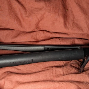 Remington plattång  - Plattång från Remington  Värmen går från 0°-230° som man vrider för att justera