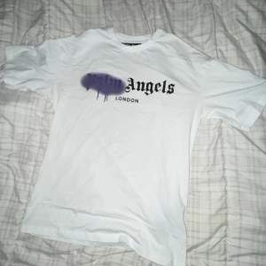 Hej jag har en Palm angels t shirt för salu den kom lite större än vad jag trodde storleken är S och perfekt skick 