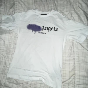 Palm angels t shirt - Hej jag har en Palm angels t shirt för salu den kom lite större än vad jag trodde storleken är S och perfekt skick 