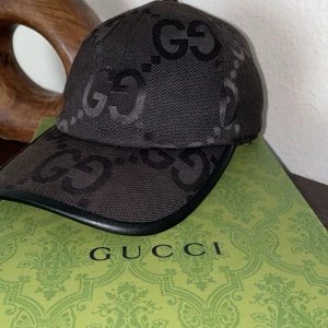 Gucci Jumbo Keps - Hej, har denna fina underbara kepsen som har Max använts ca 7 gånger, bra skicka och box, etiketter, dustbag följer med. 