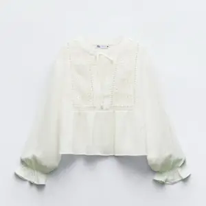 Säljer denna söta blusen från Zara! Använd 1-2 gånger och i nyskick. Slut på hemsidan. På sista bilden har jag vikt in armarna🫶🏼
