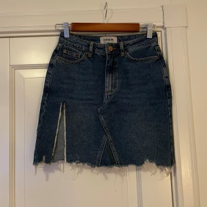 Jeanskjol med slits - Flyttrensning!! Allt på min sida doneras i slutet av veckan. Hör av dig om nåt är intressant eller har frågor, pris kan diskuteras och bra paketpris fixas 💕