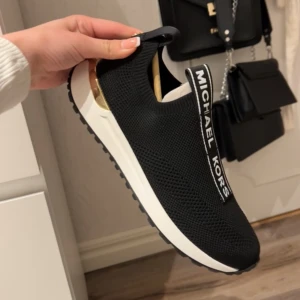 Michael kors skor - Dessa skor är fina samt sportiga, perfekt för vardagen. Säljes då jag har flera par skor och inte hinner använda längre. Köptes för 1800kr i butik. Passar även en 38a då de är stora i storleken. Priset kan diskuteras vid snabb affär:)