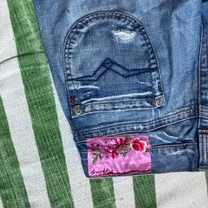 Replay jeans i bra sick med fina detaljer från ca 2004 helt o andvända.  Fina detaljer t.ex gul knap.