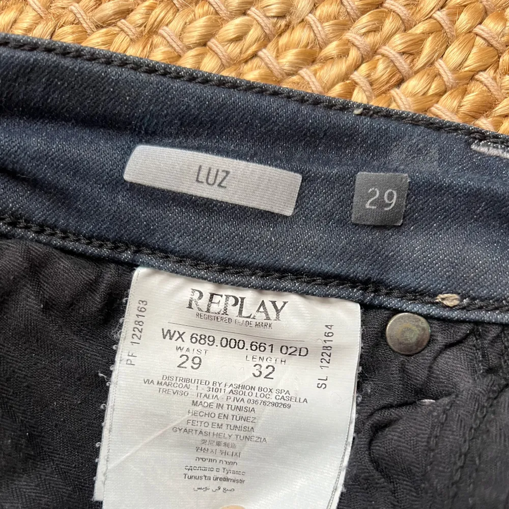 Säljer ett par riktigt snygga Replay jeans i modellen Juz som är lite tajtare. Jeansen är i toppen skick i storleken 28/30. Vi säljer dem för 349kr!!!. Jeans & Byxor.