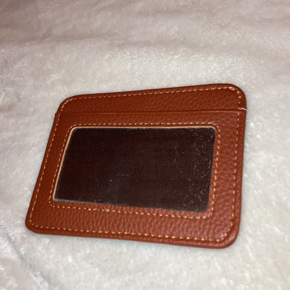 Asfet brun plånbok Skick 10/10  inte alls använd Frakten ska köparen betala  . Accessoarer.