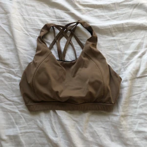 Beige sport-bh  - Knappt använd sport-bh med fin rygg!