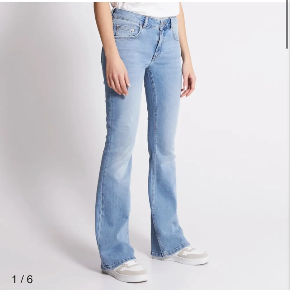Säljer dessa jeans från lager 157 då dom är för korta för mig. Jag är 1,65 för referens. Dom är i storleken S short lenght.. Jeans & Byxor.