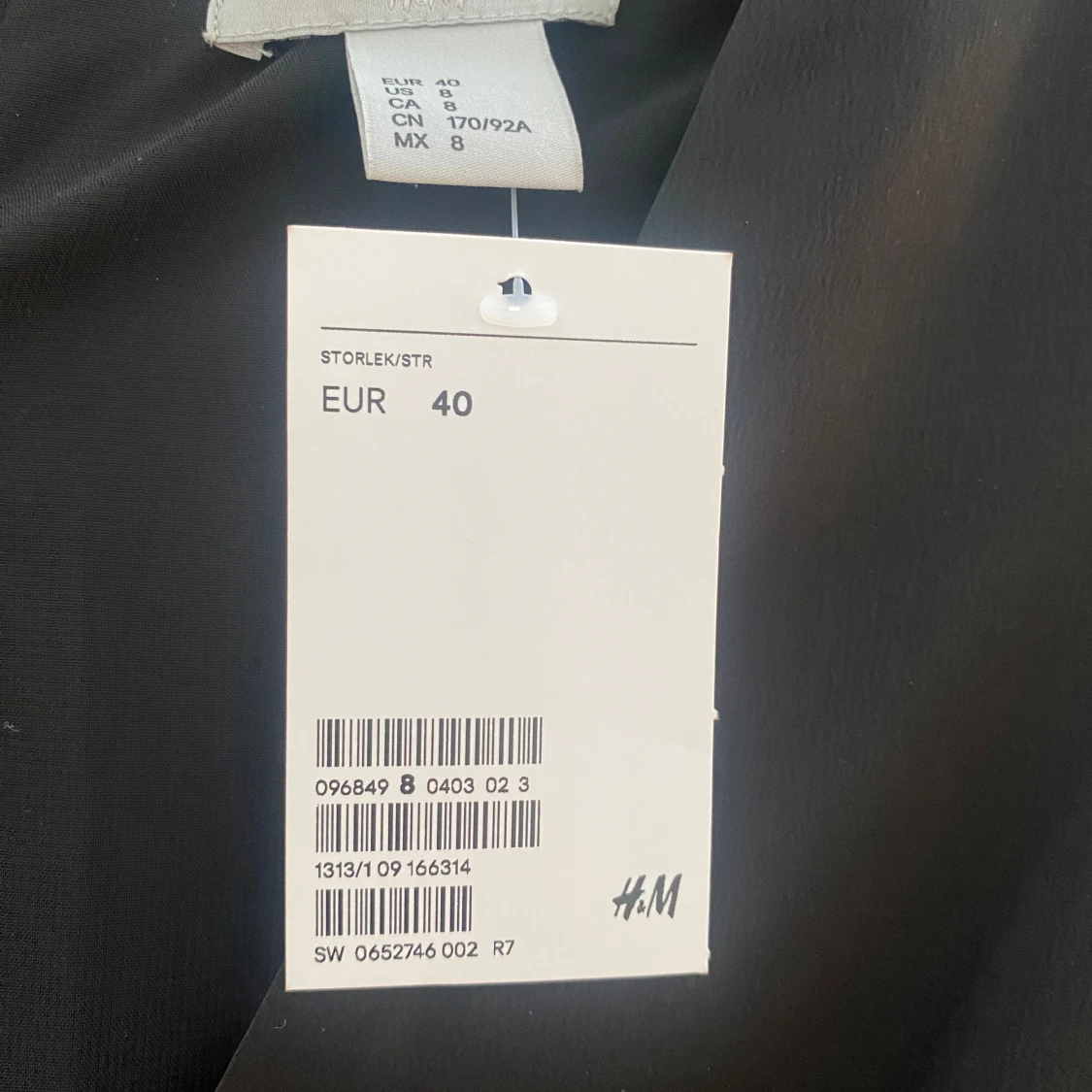 Glansig svart klänning  - 91