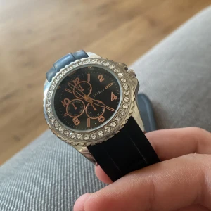 Klocka - Snygg klocka skick 10/10 knappt använd. Köpt för ca 400kr. Passar alla. Pris kan diskuteras. Hör av er vid funderingar!